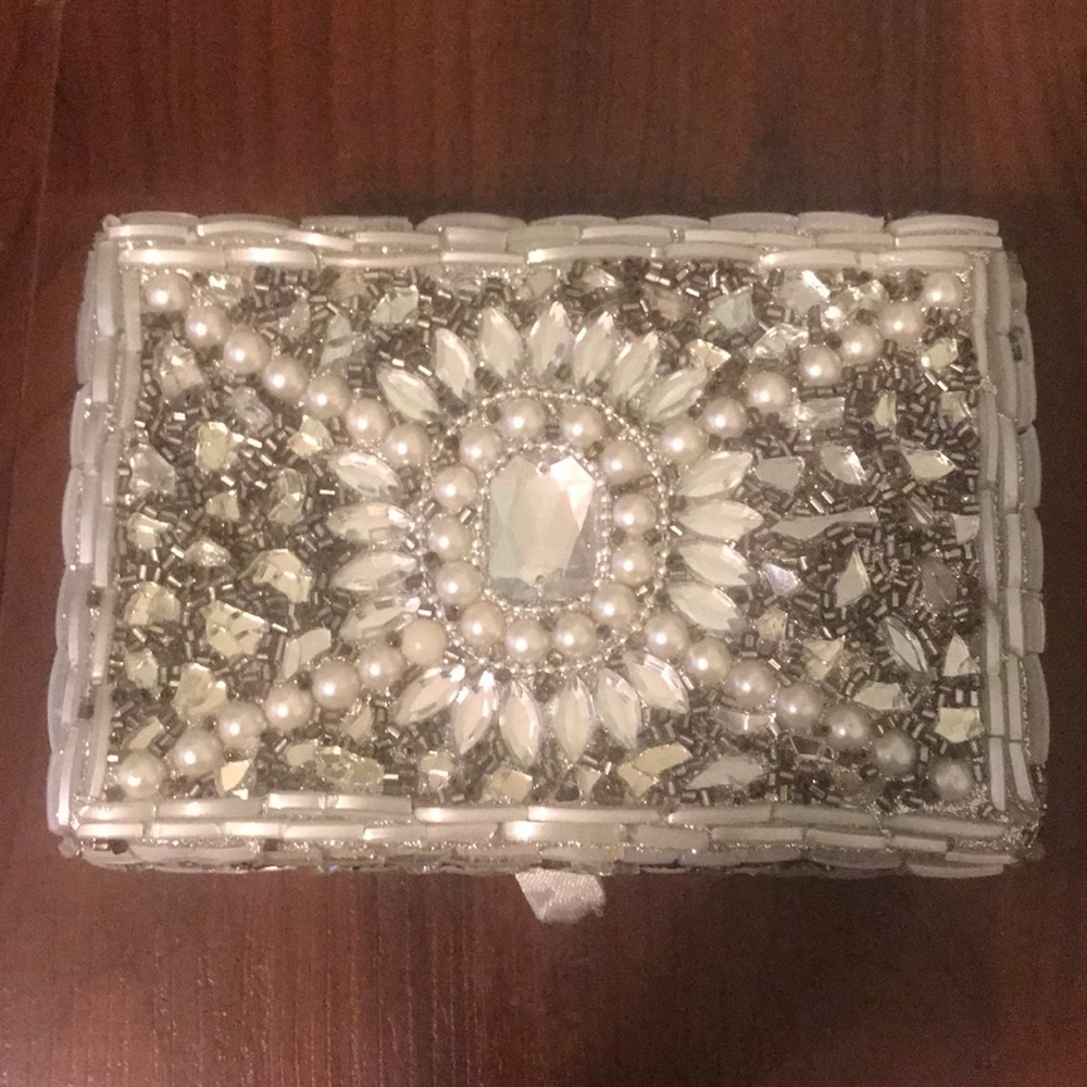 A jewel jewelry box